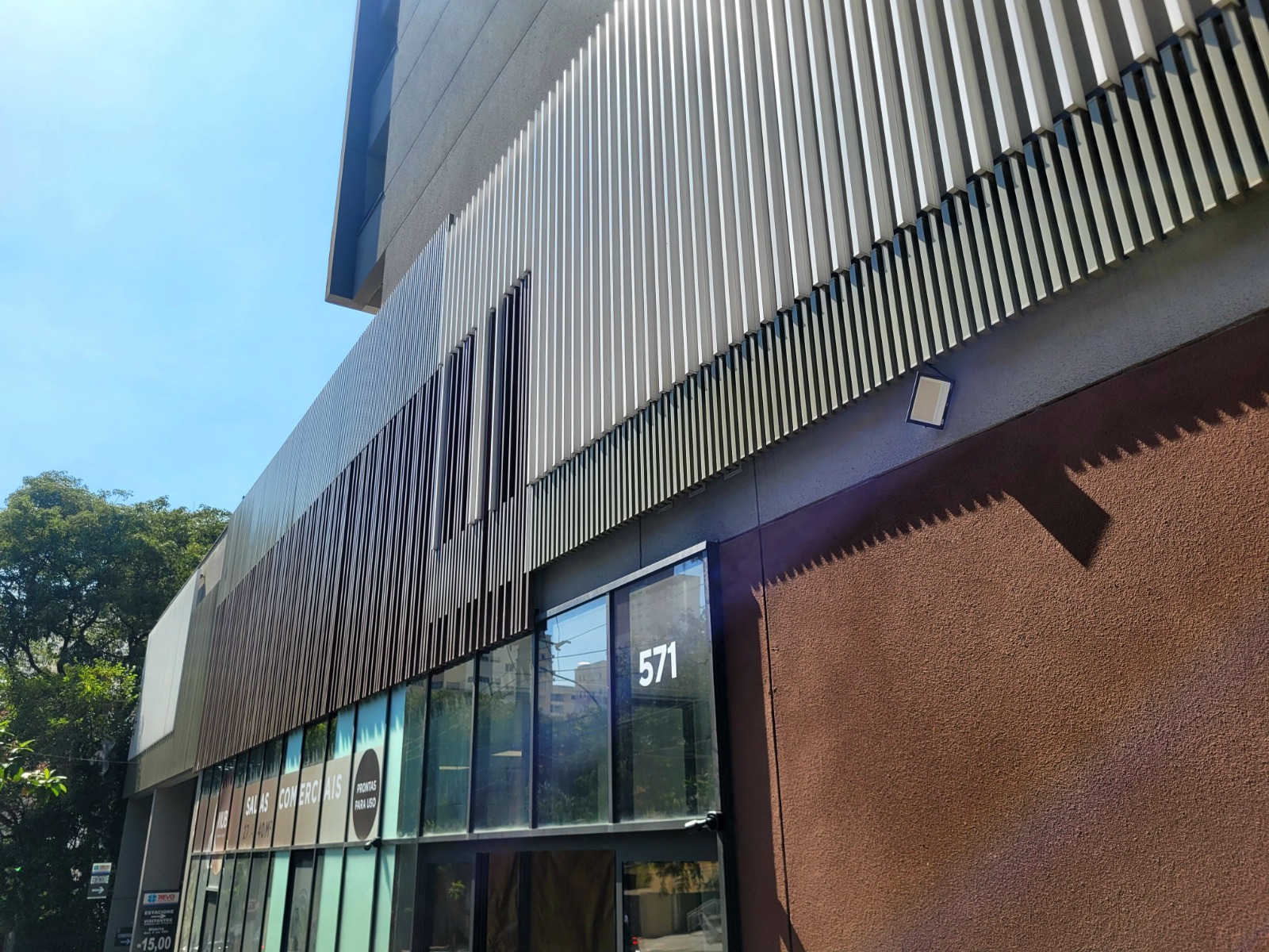 Sistema Breeze instalado em fachada comercial